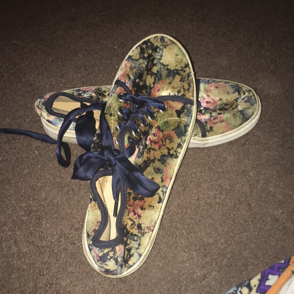 Hi wondering if anyone wants a pair of Dirty Laundry (brand) size 7 shoes